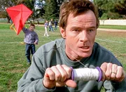 Dewey (Erik Per Sullivan, hinten) und Hal (Bryan Cranston) versuchen verbissen, einen Drachen steigen zu lassen.
