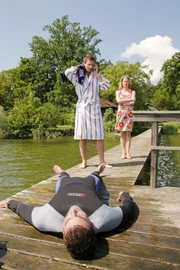 Am See-Ufer findet die Internistin Andrea Lauer (Silvia Seidel, re.) mit Hilfe von Kommissar Hansen (Igor Jeftic, li.) einen ermordeten Taucher.