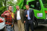 Noch am Tatort erhalten Hansen (Igor Jeftic, r.) und Stadler (Dieter Fischer, M.) von Gemeindemitarbeiter Kreidler (Andreas Vitus Geiss, l.) einen wichtigen Hinweis.