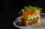 Ein Kunstwerk voller Aromen – eigentlich zu schön zum Essen, aber dann doch zu lecker, um es nur zu bewundern: Peter Fridén überzeugt mit Genuss für alle Sinne.