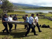 Französische Gendarmen und Polizei stehen nahe einem großen Stück Flugzeugabfall, der auf dem Strand in Saint-Andre, auf der französischen Insel des Indischen Ozeans von La Reunion, gefunden wurde.