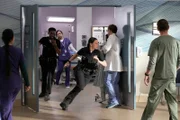 Auch Chen (Melissa O´Neil) und West (Titus Makin Jr.) sind zufällig im Krankenhaus. Sie haben eine Verdächtige eingeliefert, um sie behandeln zu lassen. Als diese versucht zu fliehen, geht für Chen und West alles ganz schnell.