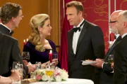 ARD/MDR IN ALLER FREUNDSCHAFT FOLGE 655, "Der Moment der Wahrheit", am Dienstag (26.08.14) um 21:00 Uhr im ERSTEN. Sarah Marquardt (Alexa Maria Surholt) nutzt die Chance des Ärzteballs, um Dr. Martin Stein (Bernhard Bettermann, mi.re.) in höheren Kreisen als Kandidat für die Leitung der Sachsenklinik zu etablieren.