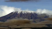 Die schneebedeckten Hänge des Kilimandscharo-Massivs sind ein Wahrzeichen Afrikas.