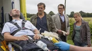 Ein maskierter Mann hat mit einer Panzerfaust einen Geldtransporter überfallen, der Fahrer Tom Benneke wurde schwer verletzt. V.l.n.r. Tom Benneke (Timo Hübsch), Finn Kiesewetter (Sven Martinek), Lars Englen (Ingo Naujoks), Sandra Schwartenbeck (Marie Luise Schramm).