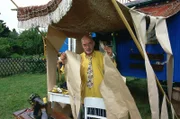 Peter (Peter Lustig) hat beschlossen, sich aus seinem Anzug, den er sich für sein Fest gekauft hat, eine bequeme Latzhose zu schneidern.