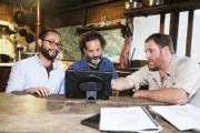 Josh und Santiago sehen sich den LiDAR-Bericht auf dem Tablet an.