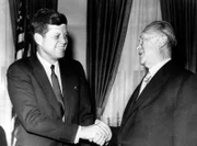 Nach dem Essen ist die Stimmung gut. Ein festliches Dinner in Bad Godesberg sorgt zwischen dem jungen US-Präsidenten John F. Kennedy (l.) und dem schon betagten Bundeskanzler Konrad Adenauer (r.) für gute Laune.