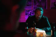 Bob Lemmens (Tom Waes) muss sich in einer zwielichtigen Rockerkneipe dem Verhör eines ehemaligen Fremdenlegionärs aussetzen.