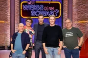 Moderator Kai Pflaume (M.) und seine Rateteam-Kapitäne Bernhard Hoëcker (l.) und Elton (r.) begrüßen in dieser Sendung den Comedian Atze Schröder (2.v.l.) und den Comedian Simon Gosejohann (2.v.r.).