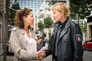 Melanie (Sanna Englund, r.) trifft sich mit Annette Oosten (Angela Roy, l.), um herauszufinden, ob es sich bei der Kollegin um die Informantin von Heike Bundschuh handelt.