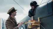 Ein Offizier erklärt dem Piloten, wie der seitlich am Flugzeug in einer Holzverkleidung untergebrachte Fotoapparat zu bedienen ist. Mit diesem werden aus der Luft Fotos von den deutschen Stellungen gemacht.
