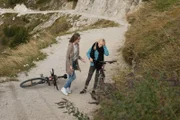 Bei der Fahrt durch die Berge kommt Lena (Louise Sophie Arnold, r.) kurz ins Taumeln. Jette (Lisa Bahati Wihstutz, l.) ist besorgt.