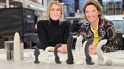Moderatorin Anna Planken (r) mit Alina Eynck, die mit ihren Sextoys den Red Dot Award gewonnen hat.