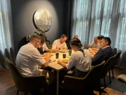 Sören Herzig (3.v.l.) mit seinem Team beim Mittagstisch in seinem Restaurant Herzig