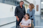 Sandra (Anja Knauer, M.) wird nach ihrer Untersuchung bei Dr. Martin Gruber (Hans Sigl, l.) von ihrer Schwester Christina (Morgane Ferru, r.) abgeholt.