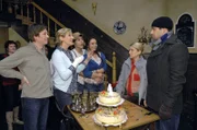 Bei ihrer Rückkehr wartet eine Überraschung auf Anna und Jannick ... v.l.n.r.: Armin (Rainer Will), Susanne (Heike Jonca), Maik (Sebastian König), Paloma (Maja Maneiro), Anna (Jeanette Biedermann), Jannick (Mike Adler)