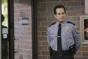 Ein von Monk (Tony Shalhoub) wohlgehüteter Besitz wird aus dem Bankschließfach gestohlen. In Uniform getarnt setzt Monk alles daran, die Hintermänner des Bankraubs zu entlarven und sein Erinnerungsstück wieder zu bekommen...