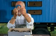 Mit alten Brillengläsern vom Optiker probiert Peter (Peter Lustig) deren Vergrößerungs- und Verkleinerungseffekt aus.