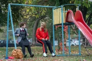 Villanelle (Jodie Comer, r.) kann nicht mehr so weitermachen. Sie hat einen Plan, um sich von ihrem alten Leben zu trennen. Doch dafür braucht sie Irinas (Yugi Lagodinsky, l.) Hilfe.