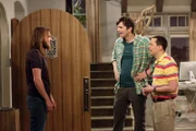 Jake (Angus T. Jones, l.) taucht plötzlich auf und erzählt Alan (Jon Cryer, r.) und Walden (Ashton Kutcher, M.), dass er einen Scheck über 250.000 Dollar von Charlie erhalten hat, mit der Nachricht "Ich bin noch am Leben". Ein Schock für alle ...
