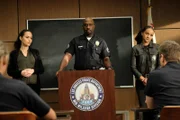 Lopez (Alyssa Diaz, l.) Hochzeit rückt immer näher und alle auf dem Revier sind aufgeregt. Doch Sergeant Grey (Richard T. Jones, M.) und Harper (Mekia Cox, r.) haben bei der Morgenbesprechung auch ernste Themen, wie Harpers laufenden Undercover Einsatz, zu klären.