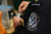 CBP Officer Bonilla benutzt ein Betäubungsmittel-Testkit, um die Substanz zu identifizieren, die im Fahrzeug eines Verdächtigen in Calexico, Kalifornien, gefunden wurde