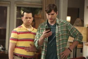 Nachdem Walden (Ashton Kutcher, r.) eine Droh-SMS erhält, die Zitate aus dem Privatleben von Charlie Sheen stark ähneln, sucht er mit Alan (Jon Cryer, l.) Lieutenant Wagner auf. Wagner verspricht, sich um den Fall zu kümmern. Zu Hause angekommen, finden sie den nächsten Hinweis darauf, dass Charlie seine Rache ernst meint ...