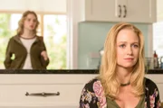 (v.li.): Ella Newton (Fern Harrow), Anna Lise Phillips (Stephanie Tolson).