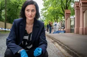 Pauline Hobrecht (Agnes Decker) ist am Tatort. Ein Mann wurde während des Joggens frontal von einem Auto umgefahren.