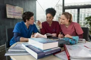 Ben Ahlbeck (Philipp Danne, l.), Vivienne Kling (Jane Chirwa, M.) und Julia Berger (Mirka Pigulla, r.) bereiten sich auf die Zwischenprüfung vor.