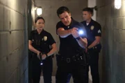 Als Nolan (Nathan Fillion, M.) das Haus durchsucht, aus dem die geheimnisvolle Frau geflohen ist, glauben er, Chen (Melissa O'Neil, l.) und Bradford (Eric Winter, r.) ihren Augen nicht.