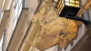 Kaum eine Stadt ist reicher an Sagen als Wien. Vom Basilisken über die Spinnerin am Kreuz und den lieben Augustin bis zum Stock im Eisen stolpert man an fast jeder historischen Ecke Wiens über eine alte Sage. Wien-Führerin Barbara Wolflingseder führt in dieser neuen Ausgabe der ORFIII-Wien-Serie tief in die heimische Sagenwelt und erklärt, welche Sorgen, Ängste und Hoffnungen hinter diesen Legenden gestanden sind. Die Dokumentation gibt ein lebendiges Bild des Wien, wie es einmal war. Im Bild: Schönlaterngasse, Basilisk Restaurantschild.
