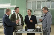 Gemeinsam feiern die Kollegen Dr. Bondzio (li.: Dieter Mann), Joe Hoffer (2. v. li.: Jörg Gudzuhm) und Dr. Kolmaar (re.: Ulrich Mühe) schon einmal den "Ausstand" des Oberstaatsanwaltes Dr. Sänger (re.:Leonard Lansink), der nach Karlsruhe an den BGH versetzt wurde.