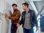 Lehrerkollege Michael Hauser (Marcel Mohab, l.) wird verdächtigt, eine Affäre mit der Toten gehabt zu haben. Lukas Roither (Jakob Seeböck, r.) geht dem Verdacht nach. Ist er bei der Suche nach dem Täter auf der richtigen Spur?