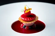 Essbare Kunstwerke auf Tellern: Dirk Hobergs kulinarische Herausforderung ist es, regionale Produkte vom Bodensee auf höchstem Niveau zu verarbeiten. Unter anderem dafür zieren des Restaurant Ophelia zwei Michelin-Sterne.