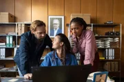Warum wollen Thomas (Christoph Letkowski, li.) und Alessia Vogler (Alina Sokhna M´Baye, re.) sich nicht mit ihren Rechercheergebnisse befassen? So langsam wird Lisa (Anna Fischer, mi.) sauer.