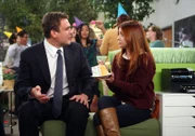 Als Lily (Alyson Hannigan, r.) erfährt, dass es bei Marshall (Jason Segel, l.) in der Firma Kuchen gibt - eilt sie sofort dorthin ...
