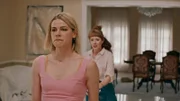 Franzi (Llewellyn Reichman) und Lena (Sarah Bauerett) streiten sich.