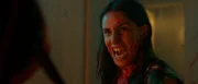 Das Virus ist mutiert und plötzlich muss Mari (Maryam Zaree) gegen Zombies kämpfen.