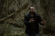 Bob Lemmens (Tom Waes) ist in Polen in eine Falle geraten und irrt durch einen Wald. Seine Verfolger sitzen ihm im Nacken.
