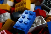 Anfang der 2000er-Jahre steht der Spielzeughersteller Lego kurz vor der Pleite.
