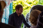 Lloyd (Stephen Jones) und Denise teilen die Vorfreude auf die Geburt ihres gemeinsamen Kindes mit ihrem Umfeld.