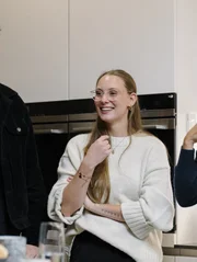 Lara Egge (hörende Tochter zweier gehörloser Eltern) in deren Haus in Hampersdorf bei Dorfen.