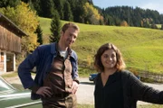 Lilli (Ronja Forcher) platzt vor Stolz. Endlich hat sie ein eigenes Auto. Hans (Heiko Ruprecht) freut sich mit ihr.