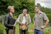 Was verbergen Daniel Käutner (Max Urlacher, re.) und sein Vater Ludwig (Wilfried Dziallas, m.) vor Polizist Michi Mohr (Max Müller, li.).