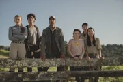 Natasha (Antonia Robinson, l.), Dan (Max Crean, 2.v.l.), Tom (Kirk Torrance, M.l.), Stella (Harriet Walton, M.r.), Caleb (Joshua Tan, h.r.) und Caroline (Jacqueline Joe, r.) staunen nicht schlecht, als sie Issie dabei beobachten, wie sie das Wildpferd Blaze unter ihre Kontrolle bringt.