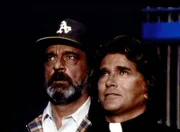 Mark (Victor French, l.) und Jonathan (Michael Landon, r.) sehen voller Erstaunen dem eigenartigen Schauspiel zu, das sich auf der Theaterbühne ereignet.