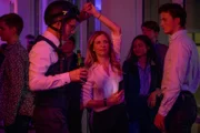 Koko (Birte Hanusrichter, M.) und Dr. Steinebach (Martin Bretschneider, 2.v.l.) genießen die Abschlussfeier der Studenten.