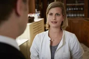 Die Apothekerin Insa Scherzinger (Theresa Underberg) freut sich, die Leiche erneut zu untersuchen.